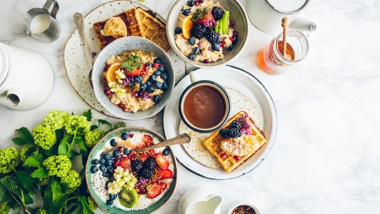 mesa de café da manhã com alimentação saudável